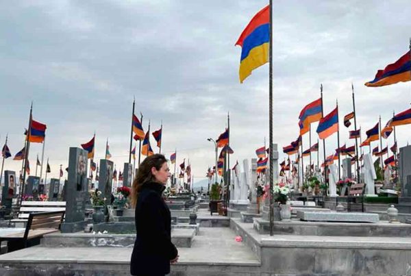Magda Tagtachian en memorial de muertos en Artsaj