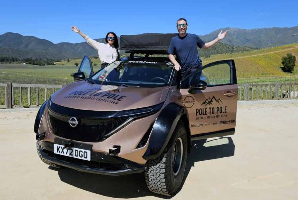 Automóvil eléctrico Nissan Ariya Pole to pole Chris y Julie Ramsey