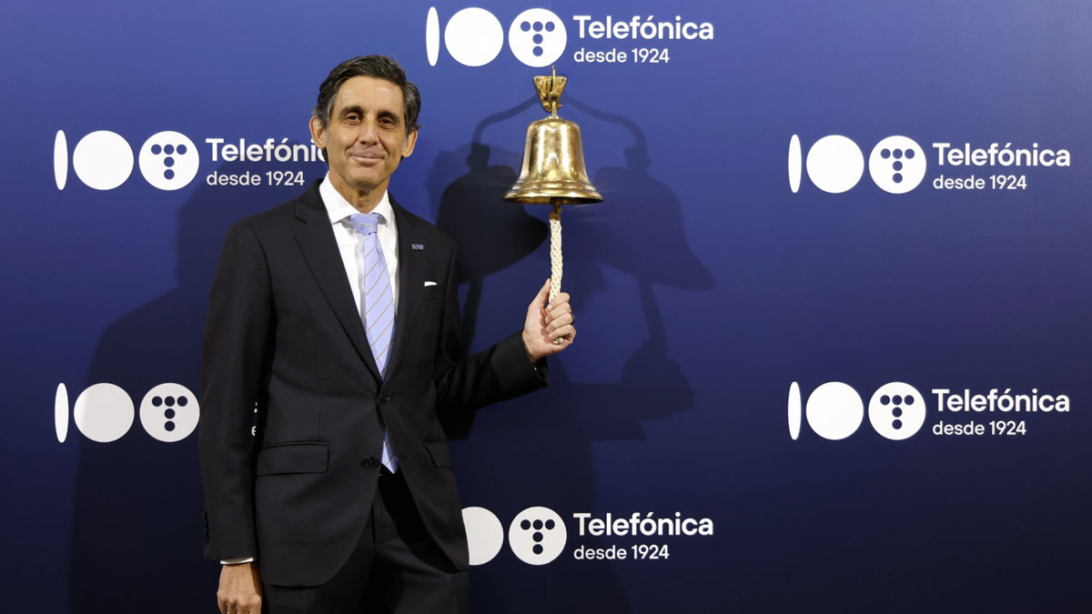 Telefónica protagoniza el toque de campana en la Bolsa de Madrid por su centenario