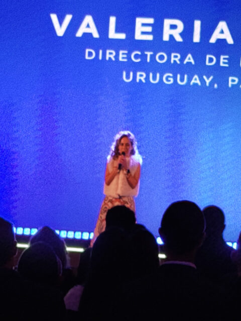 Valeria Fernández en el lanzamiento de los Motorola Edge 60