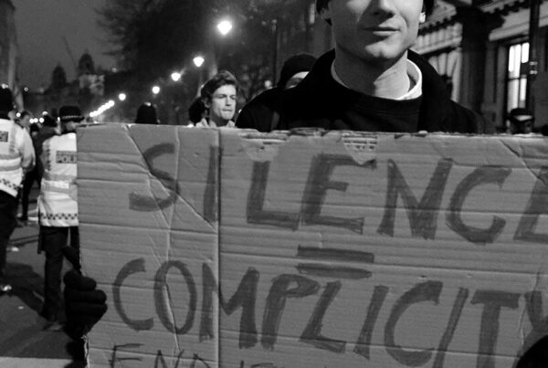 Silencio y complicidad