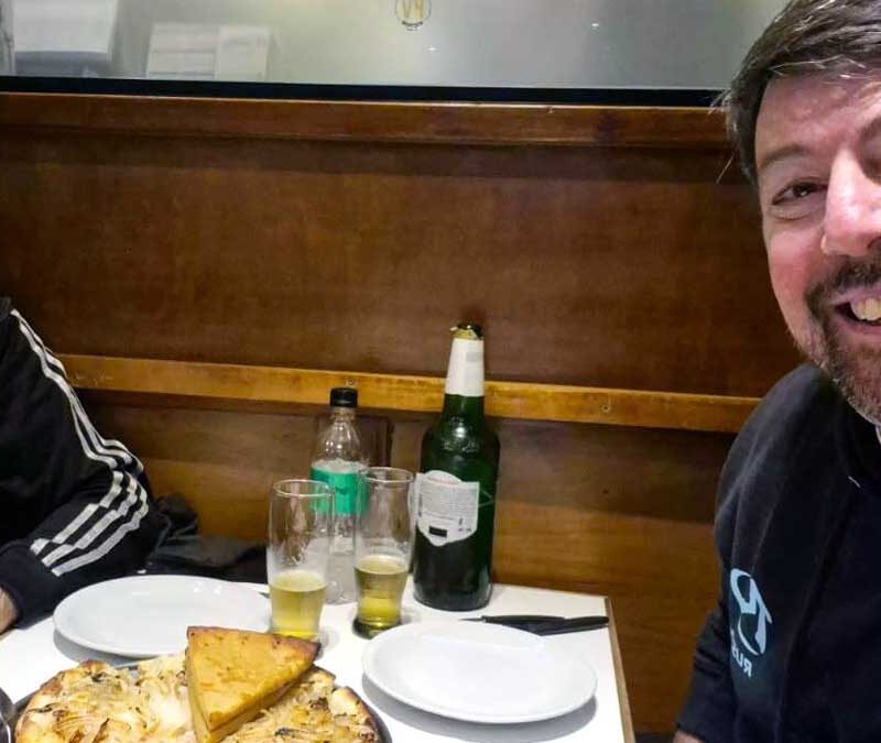 Con Gaspar Rodríguez en pizzería Víctor