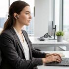 Ergonomía mujer computadora portátil inteligencia artificial