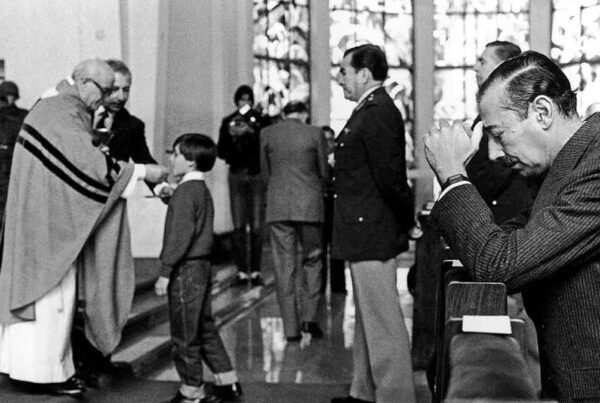 Jorge Videla reza en una misa en la Capilla Stella Maris 1981 Foto de Eduardo Longoni dictadura