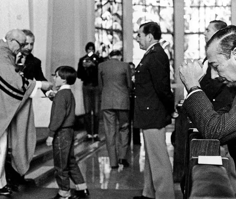 Jorge Videla reza en una misa en la Capilla Stella Maris 1981 Foto de Eduardo Longoni dictadura