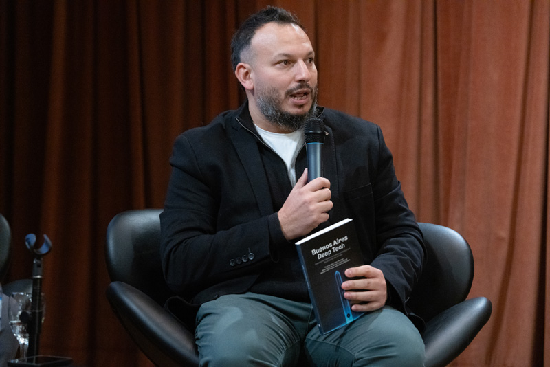 Alam Plummer en la presentación de Buenos Aires Deep Tech.