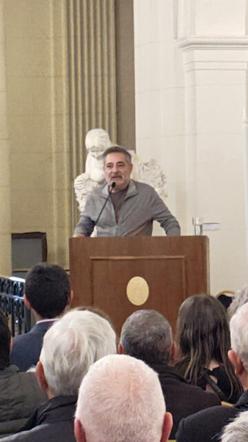 Carlos Mazalán habla en el homenaje a Carlos Tomassino