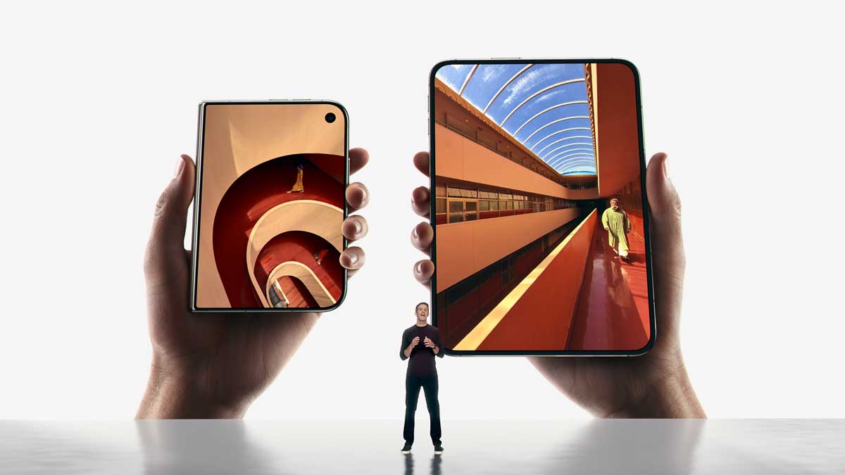 John Ternus con el iPhone Duo
