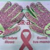 guantes rosas por el cáncer de mama