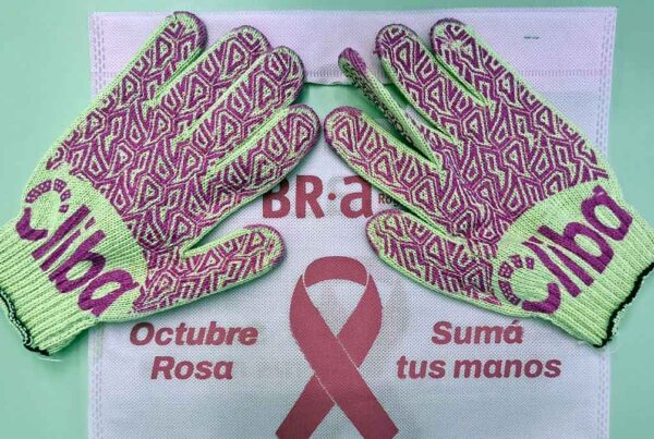 guantes rosas por el cáncer de mama