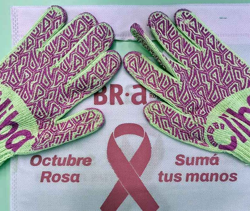 guantes rosas por el cáncer de mama
