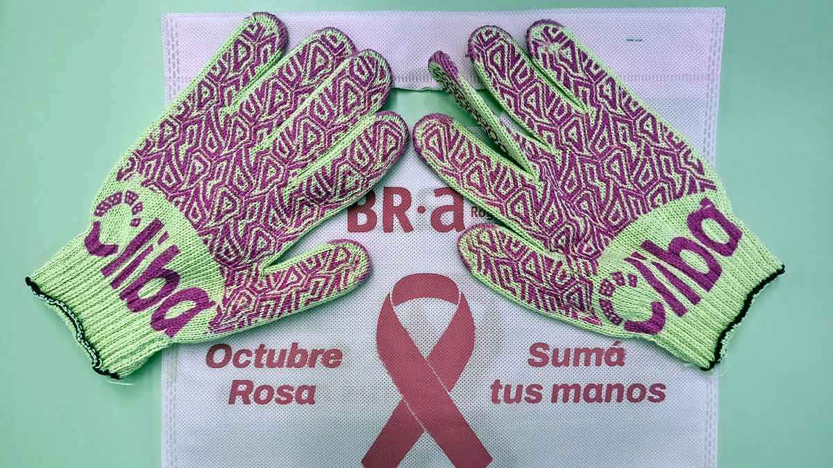 Más de 2500 trabajadores usan guantes rosas por el cáncer de mama